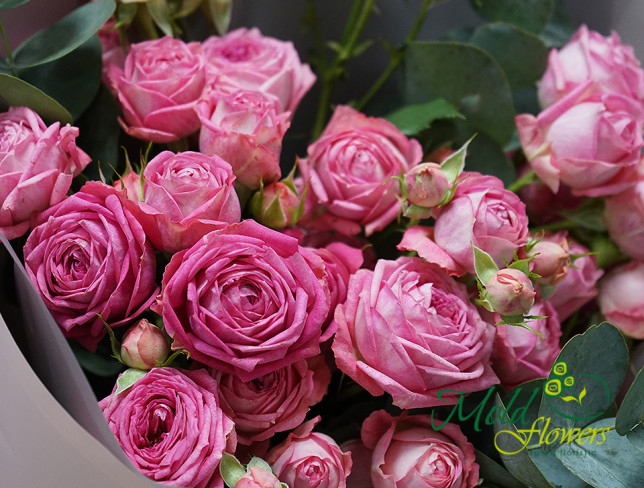 Букет из кустовых роз c эвкалиптом Фото